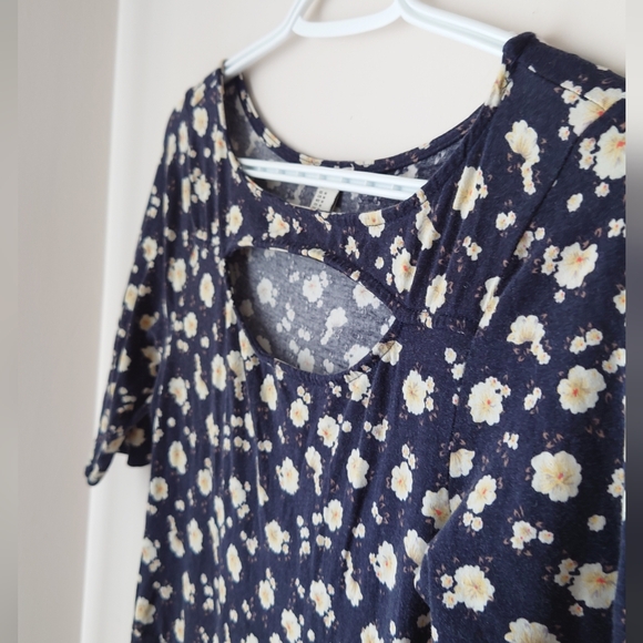 Floral patterned A-line One Piece Dress Forever21 with Cleavage Window - Picture 3 of 6